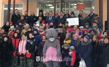 Андрей Гнеушев открыл новую школу на 150 мест в поселке Фролищи Нижегородской области