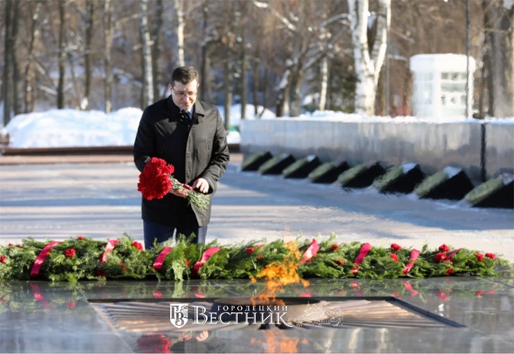 Глеб Никитин возложил цветы к Вечному огню
