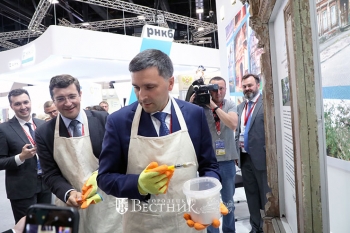 Дмитрий Кобылкин и Глеб Никитин дали старт покраске резного наличника нижегородского выявленного ОКН в рамках ПМЭФ