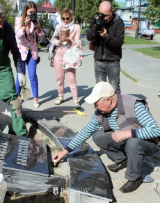 Первый глава г. Городца В.В. Иванов закладывает капсулу с землёй Переславля-Залесского в основание Поклонного камня