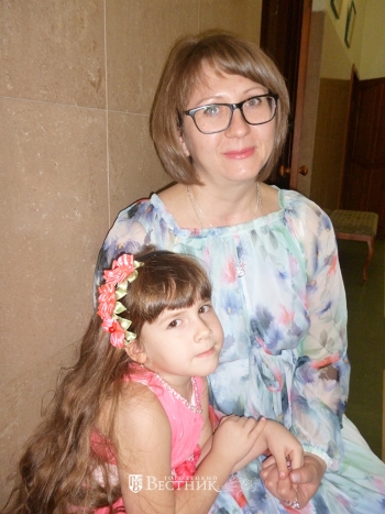 Марина Григорьевна Кутасова и её пятилетняя дочка Дарина