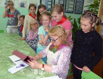 Н.Н. Клочихина с ребятами Серковской школы