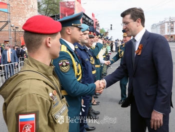 Глеб Никитин поздравил принимавших участие в военном параде старших парадных расчетов