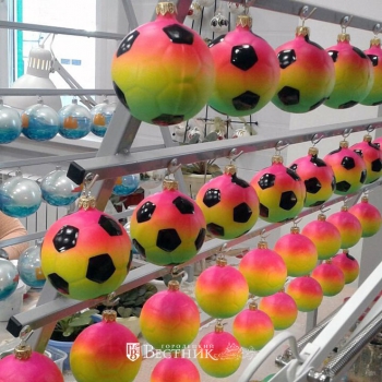 Специальные елочные шары футбольной тематики начали выпускать в Нижегородской области (фотогалерея)