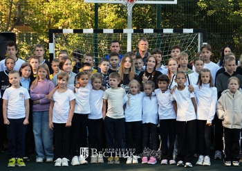 А.Ю. Мудров и С.В. Дрожжа с юными участниками праздника