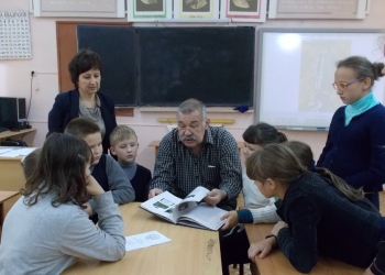 Александр Николаевич Рябов общается с детьми