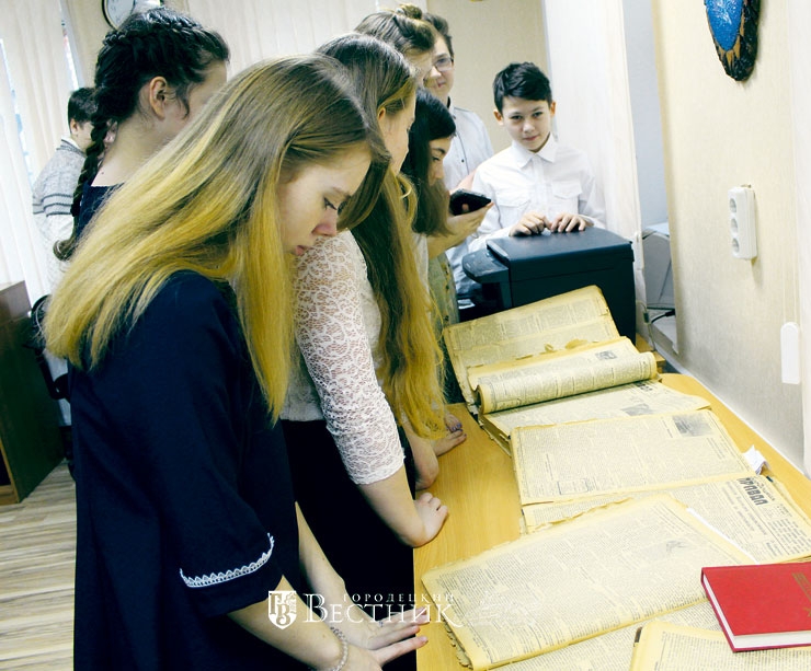 Школьники читают номера газеты «Городецкая правда» военной поры
