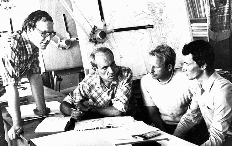 Л.М. Поляков (в центре) в конструкторском бюро с молодыми специалистами