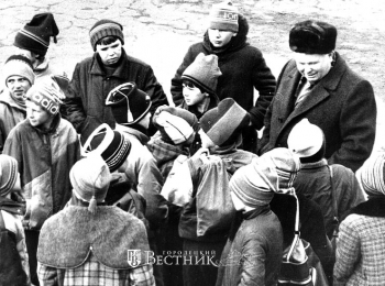 В.П. Каликин со школьниками, пришедшими на экскурсию на завод