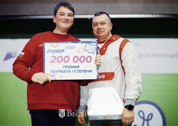 Председатель правления «Движения первых» А.В. Орлов награждает Евгения Богдашова