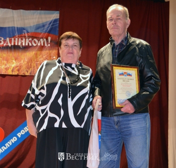 В.К. Виноградов получает награду от начальника теротдела «Кумохинский» Е.Г. Зиминой