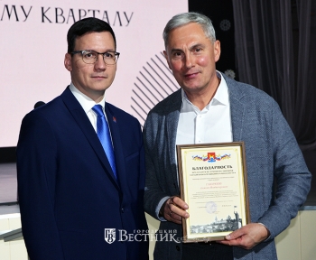 А.Ю. Мудров вручает награду директору &laquo;Города мастеров&raquo; А.В. Суворкину