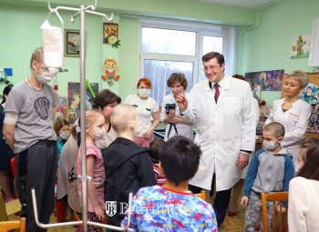 Глеб Никитин поздравил с наступающим Новым годом пациентов гематологического отделения детской областной больницы