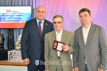 С.А. Искендеров и С.В. Уткин вручают юбилейную медаль В.А. Родину