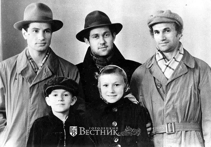 Б. Споров (в центре) с героями своих будущих произведений А. Илюниным (слева) и Ф. Гузовиным (справа). 1956 год