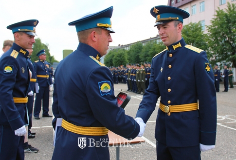 Константин Казаков получает диплом об окончании Ярославского военного училища и удостоверение офицера. 2021 год
