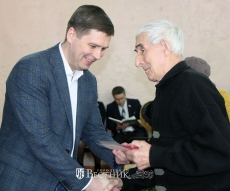 Андрей Гнеушев вручил юбилейные медали «75 лет Победы в Великой Отечественной войне» жителям Пильнинского района
