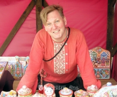 Новгородский мастер городецкой росписи