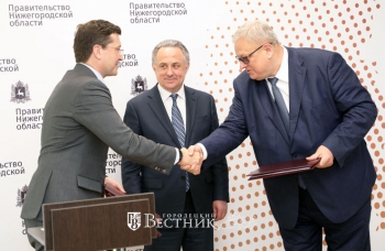 Глеб Никитин и директор Фонда ЖКХ Константин Цицин подписали соглашение о переселении граждан из аварийного жилья