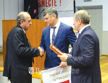 Награда вручается председателю колхоза имени Куйбышева Е.В. Кочетову