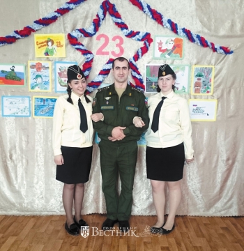 Капитан А.А. Петросян с учащимися школы № 13 на школьном смотре строя и песни 19 февраля 2018 г.