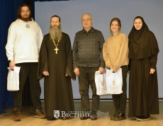 Съёмочная группа сериала «Сияние», иеромонах Иона (Пестов) и монахиня Фёкла (Кудасова)