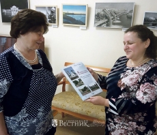 Автор Л.А. Беляева вручает свою книгу победителю квеста Е. Веселовой