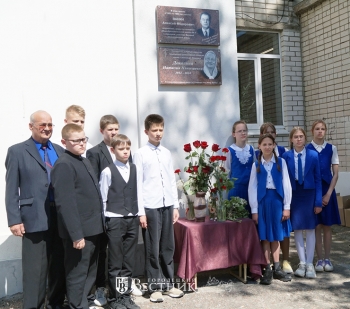 Учащиеся православной гимназии и Ю.С. Доколин на открытии мемориальных досок