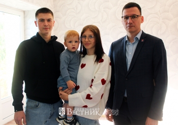 А.Ю. Мудров с обладателями новой жилплощади