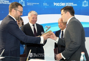 Глеб Никитин и президент Федерации скейтбординга России Илья Вдовин подписали соглашение о сотрудничестве