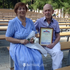 «Глядим в тебя, Волга, восьмой десяток лет…»