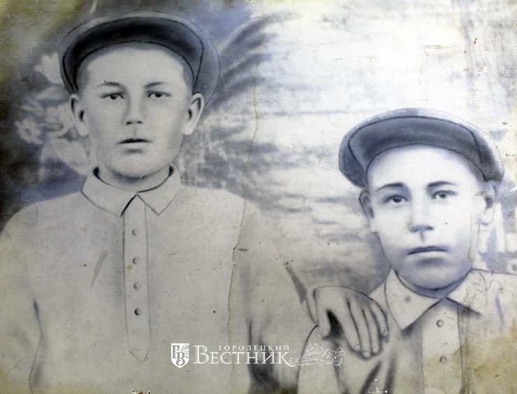 Михаил Катраев – слева, Николай Катраев – справа (1934 год)