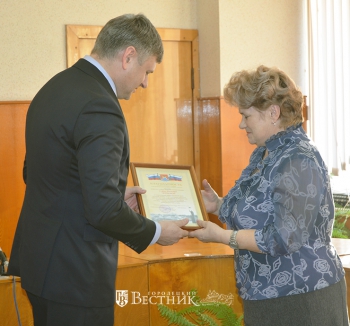 В.В. Беспалов вручает награду С.И. Черновой, проработавшей полвека в типографии