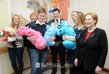 Глеб Никитин поздравил с рождением тройни нижегородскую семью Гришиных (фотогалерея)