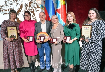 Коллектив Городецкого историко-художественного музейного комплекса  во главе с директором Т.Ф. Волковой (третья справа)