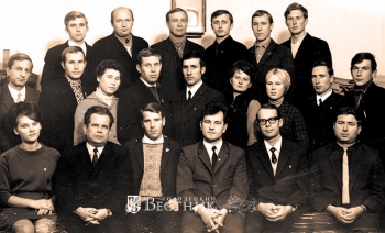 Н.В. Пономарёв (второй слева в первом ряду) с комсомольским активом 