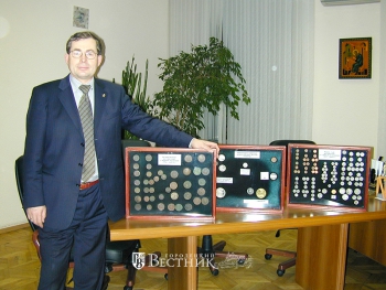 Н.Ф. Поляков с коллекцией монет