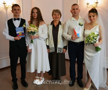 Т.В. Смирнова поздравляет счастливых молодожёнов