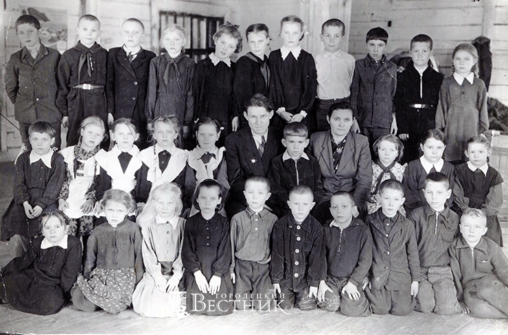 М.И. Вольская и Н.И. Шалашугин с учениками 2 и 4 классов Смольковской школы, 1957 год