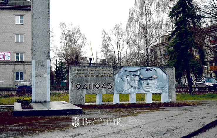 Обелиск воинам-землякам, погибшим во время Великой Отечественной войны, возле городского вокзала