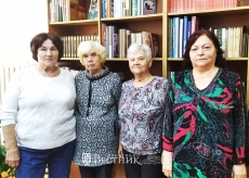 Л.И. Покидова (крайняя слева) с ветеранами ЗМЗ в библиотеке