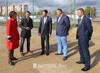 Александр Югов проверил ход работ по модернизации футбольного поля стадиона «Строитель»