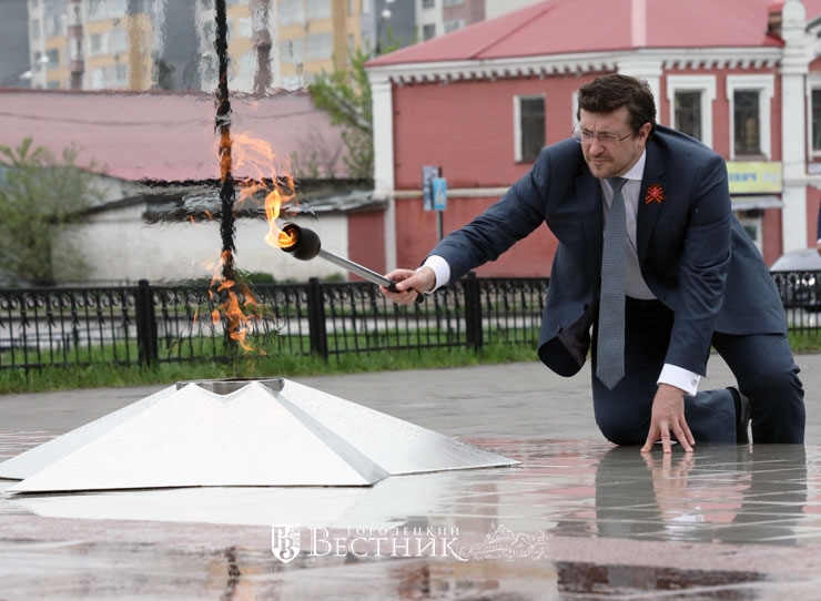 Глеб Никитин принял участие в зажжении Вечного огня на площади Славы в Нижнем Новгороде